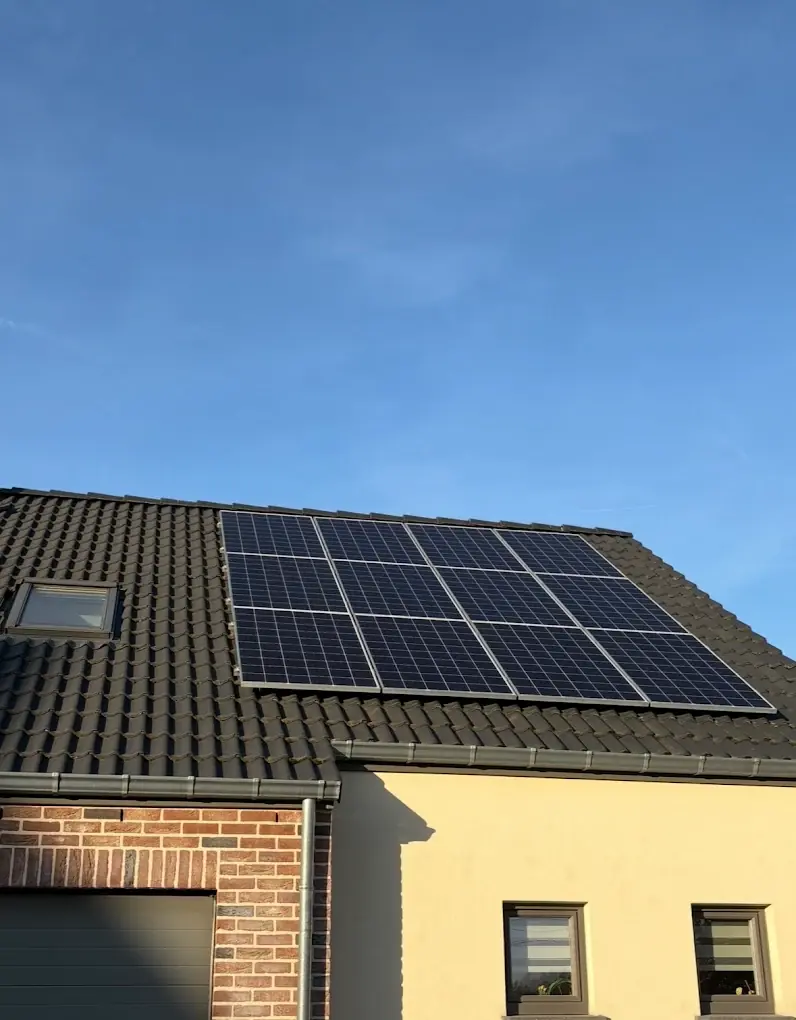 Streeploos gereinigde zonnepanelen op een woning bij helder weer