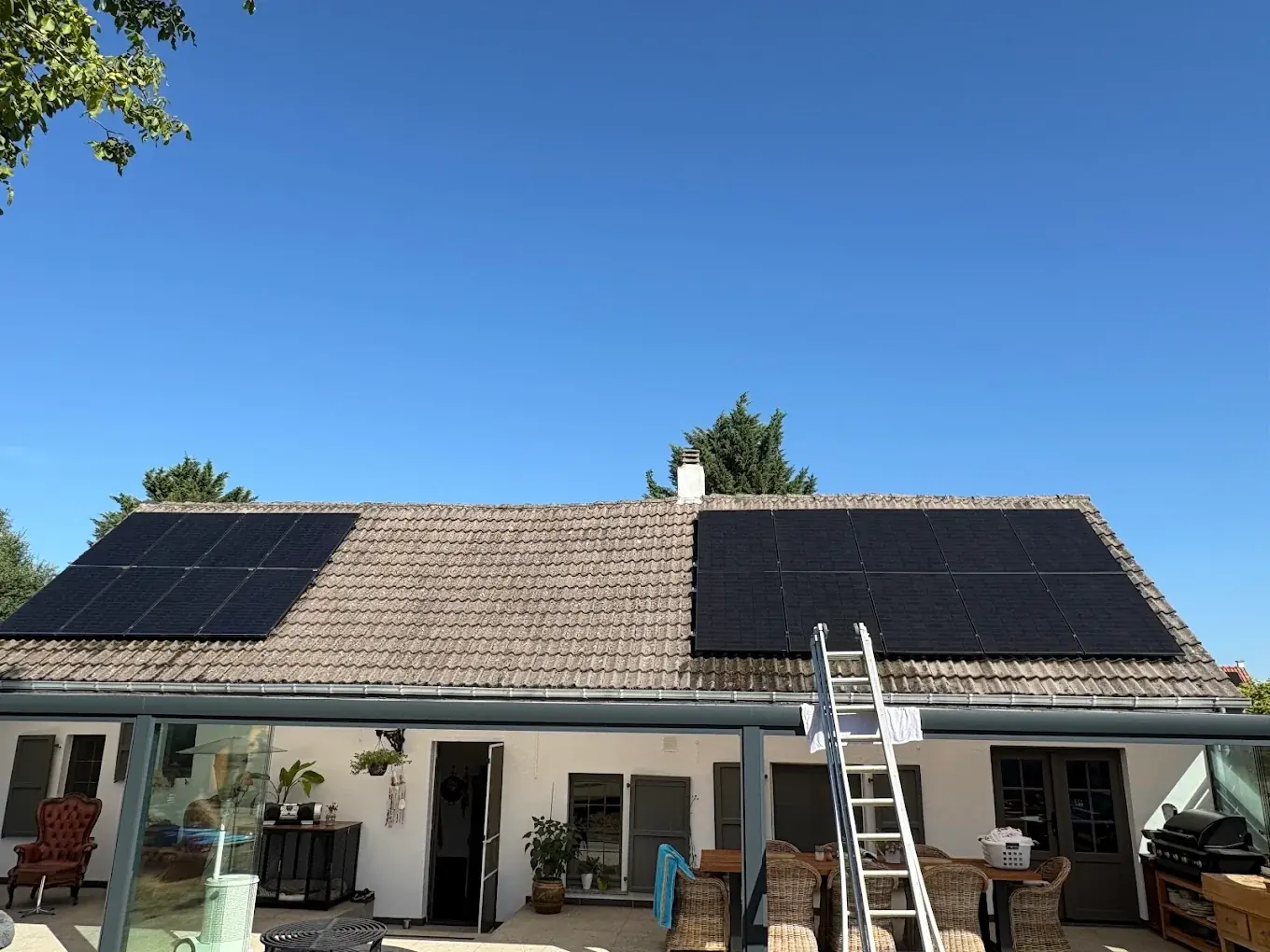 Twee velden zonnepanelen op een pannendak, gereinigd met osmosewater