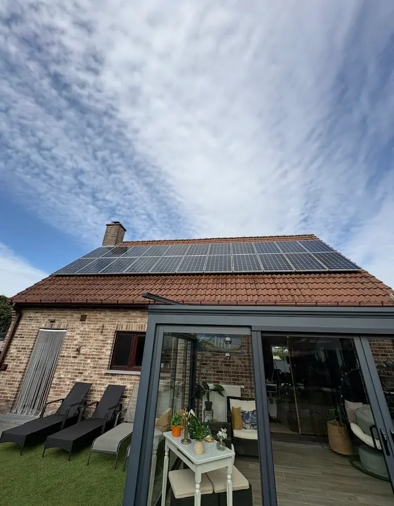 Zonnepanelen op een hellend dak na reiniging, met veranda op de voorgrond