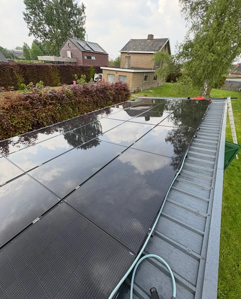 Zonnepanelen op een plat dak na professionele reiniging