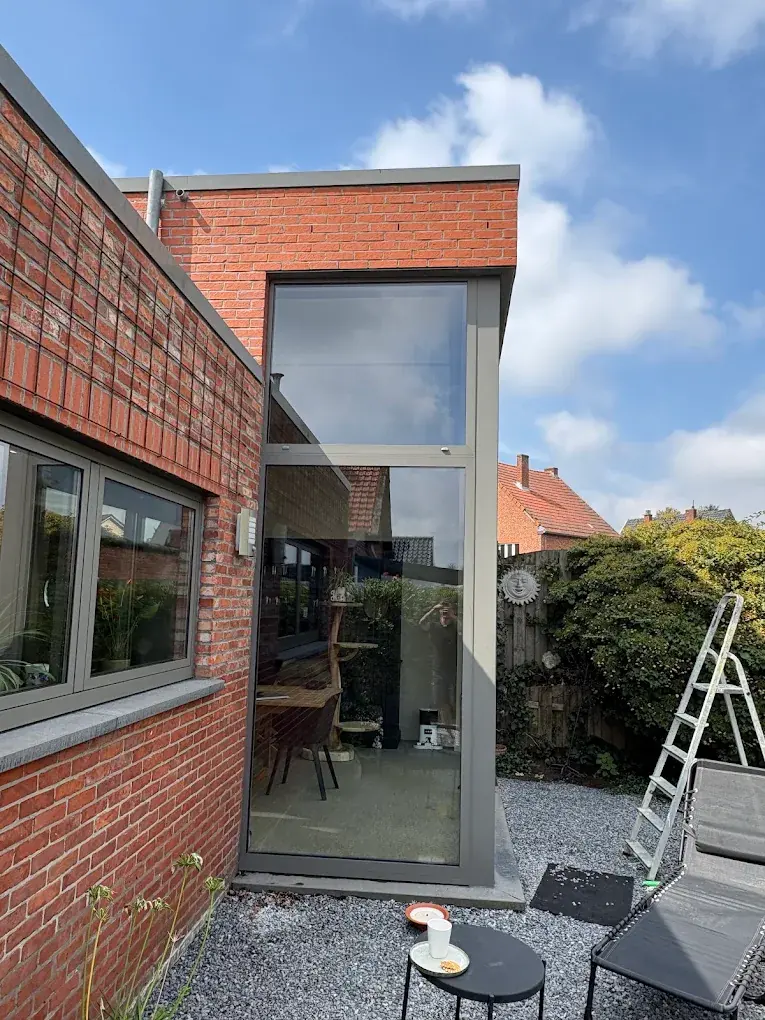 Streeploos gereinigde terrasdeuren met tuinreflectie